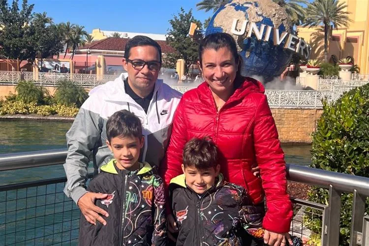 Paulo Pedrosa e Adriana Cordeiro em temporada de férias por Orlando