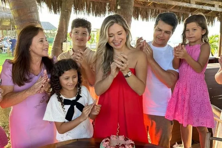 Camily Cruz reúne familiares e amigos para brindar a nova idade