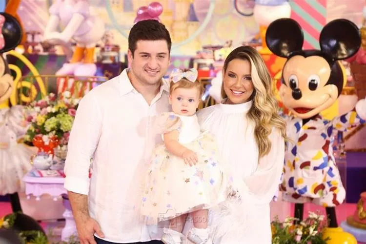 Fernanda Levy e Omar Macedo assopram a primeira velinha da filha Maria em festa com a magia Disney