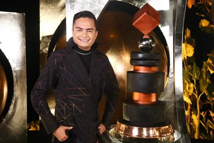 Felipe Aconteça brinda os 34 anos em noite de glamour entre amigos e familiares