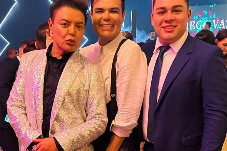 Hermano Bezerra celebra formatura em Odontologia ao lado de David Brazil e Lino Villaventura
