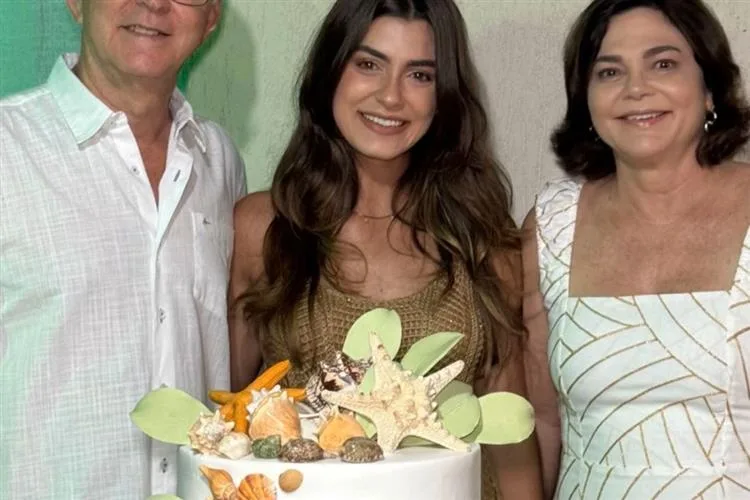 Sarah Erel comemora aniversário ao lado de familiares e amigos