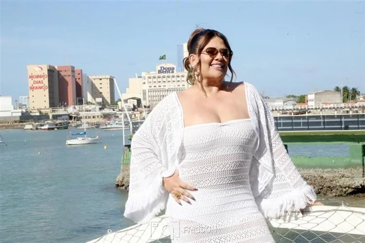 Montiele Arruda celebra nova idade entre amigas com frisson em alto mar