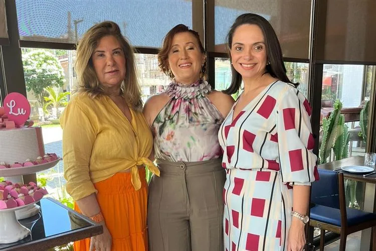 Lu Freitas ganha os parabéns em festa de aniversário surpresa