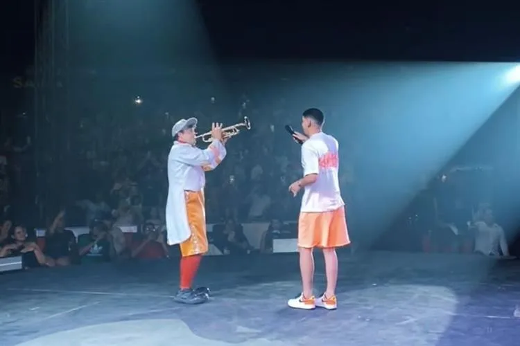 Cantor Zé Vaqueiro faz apresentação surpresa no Circo Americano