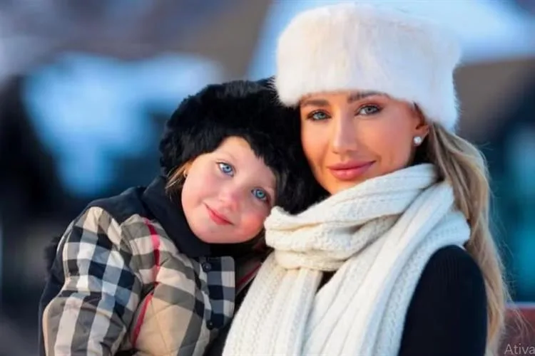 Ana Paula Siebert esbanja beleza ao lado da filha em Aspen