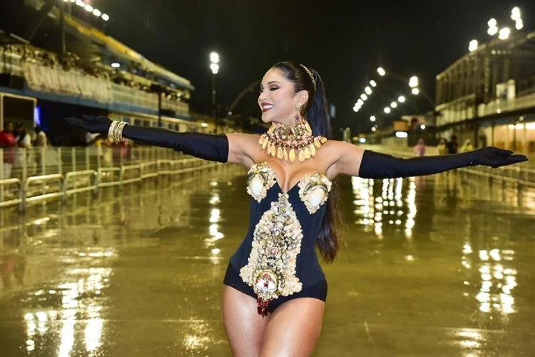 Debaixo de chuva, Mileide Mihaile samba com look comportado
