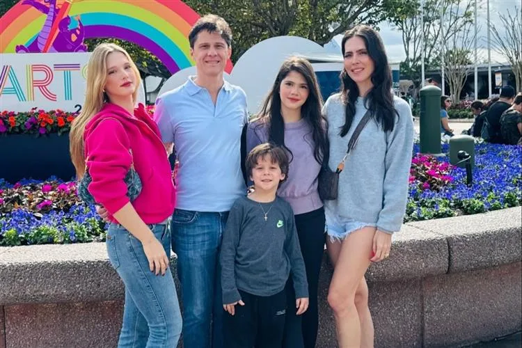 Eugênio e Marcella Porto aproveitam as férias nos Estados Unidos com os filhos