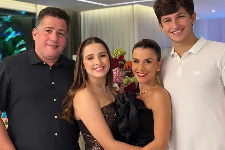 Roberta Quaranta e Mozart Gomes celebram 15 anos da filha Laura