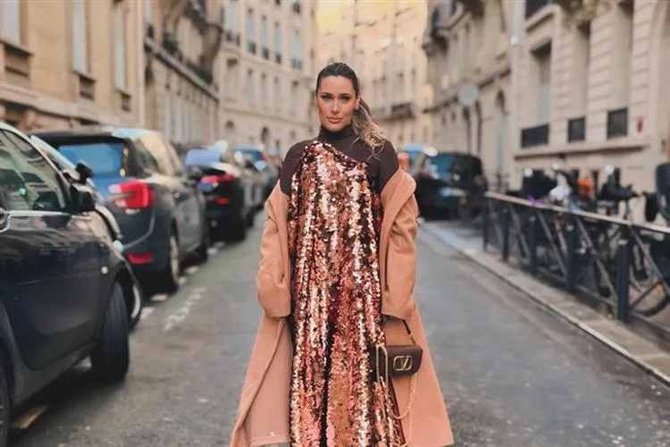Monique Sales e Alexandre Teixeira aterrissam em Paris para férias