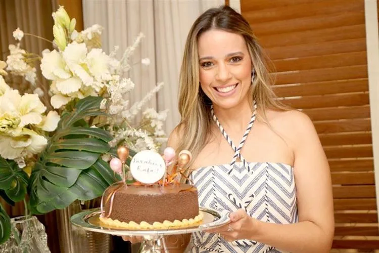 Rafa Benevides festeja a nova idade com charme e muito frisson