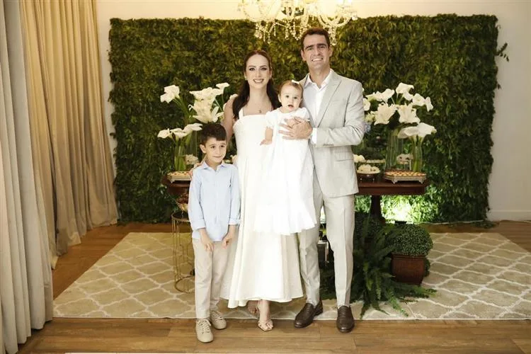 Mariana Furlan e Arthur Costa Lima Filho celebram batizado da filha Isabela e casamento civil