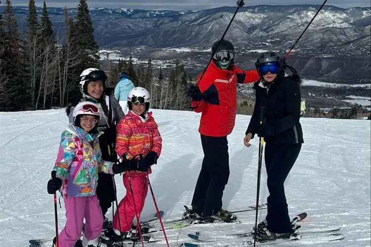 Layla e Guilherme Fujita em ski trip in Aspen com as filhas