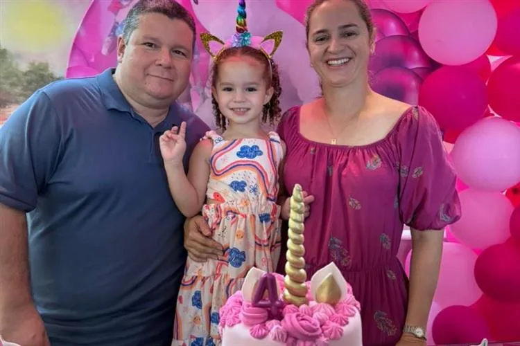 Laura Mota e Fernando Dias celebram os quatro anos da filha Maria Fernanda