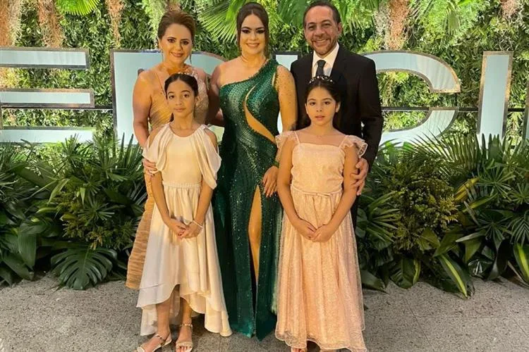 Rosângela e Tadeu Oliveira transbordam felicidade na formatura da filha Larissa