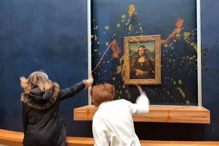 Pintura "Mona Lisa" é atacada com sopa por ativistas