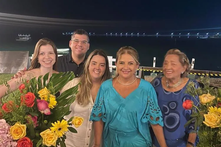 Beth Pinto celebra nova idade em agitado sunset
