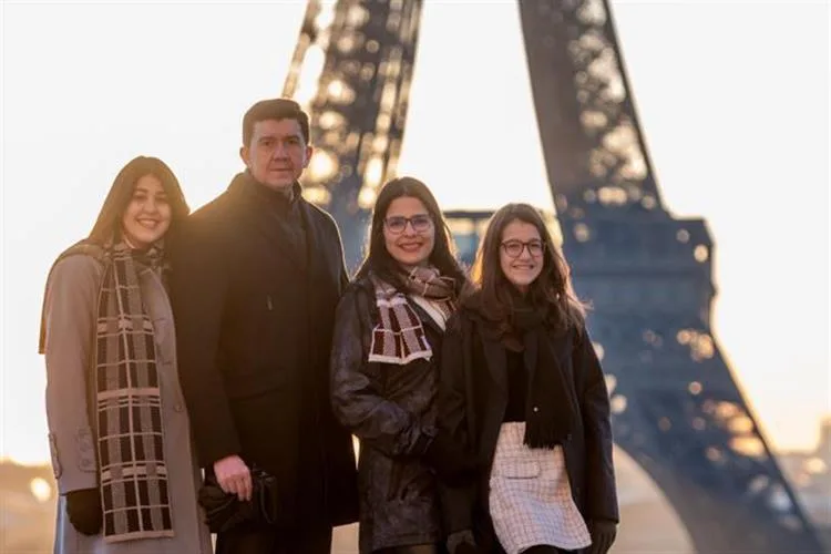 Clarissa e Edson Santana curtem férias com as filhas na Europa