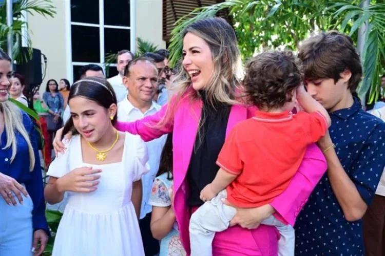 Onélia Santana é surpreendida com celebração aniversarial