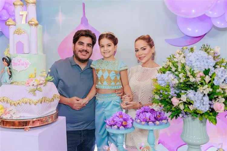 Jamille Cruz e Juacy Pinto cantam os parabéns para a filha Ana Luiza