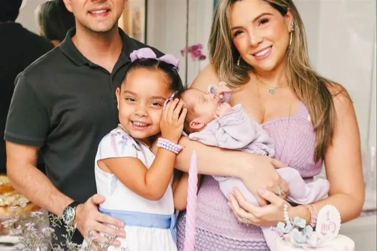Lina Ponte e Diego Kaur festejam o primeiro mesversário da filha Helena