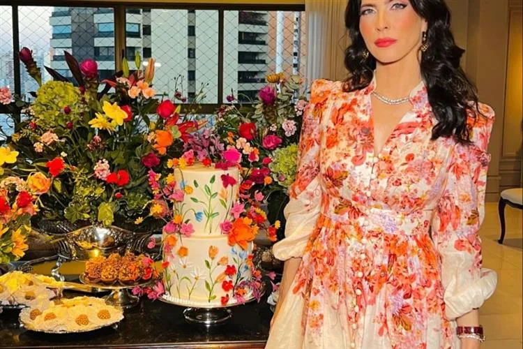 Marcella Porto celebra entrada no rol dos 40 anos entre turma de amigas