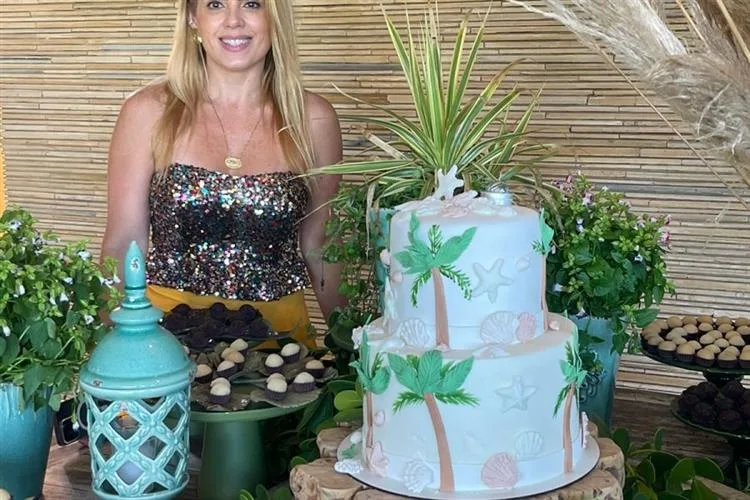 Letícia Studart festeja passagem pela folhinha no Cumbuco