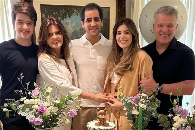 Marcella Feitosa e Victor Ary anunciam espera de uma menina em chá revelação