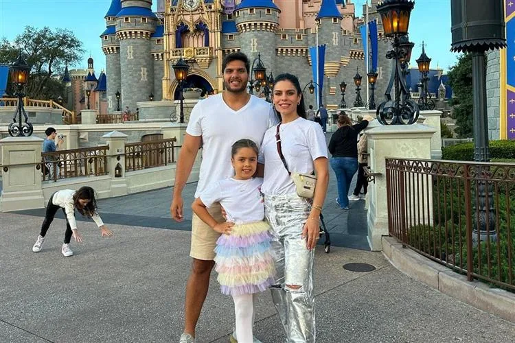 Camila Nogueira e Rômulo Leite curtem férias na Disney com a filha Sophia