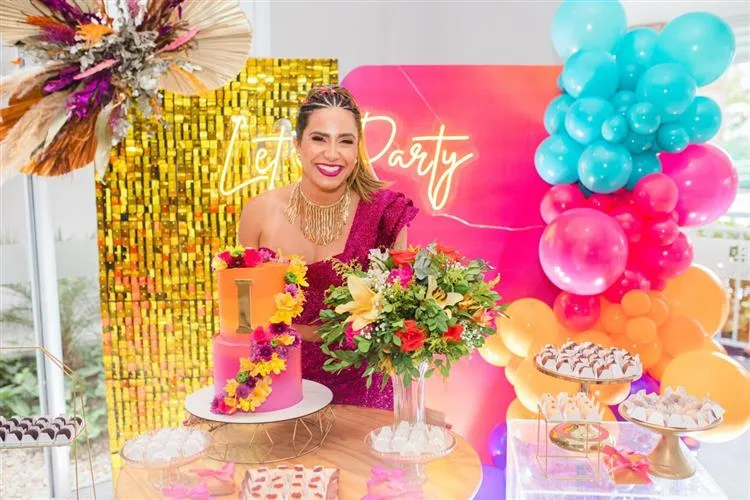 Isa Xavier celebra nova idade em animado bloquinho