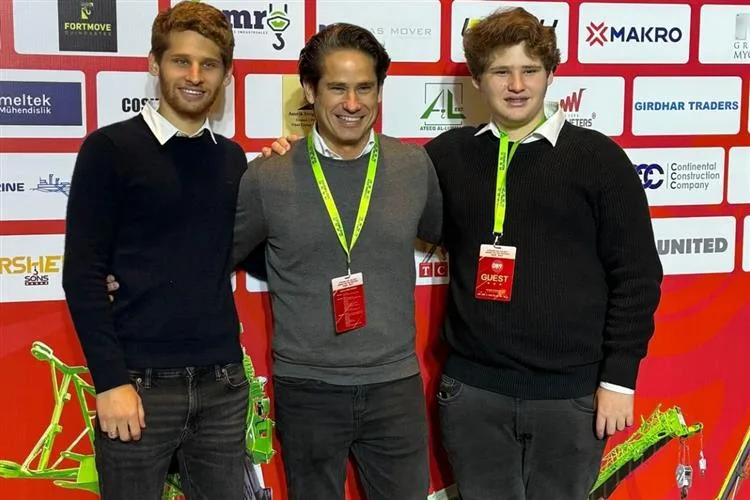David Rodrigues desembarca na China com os filhos em momento business