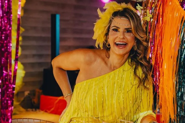 Carine Moreira brinda a nova idade em animado bloquinho