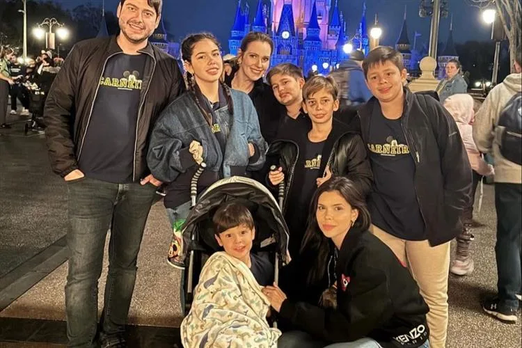 Milena Munhoz e Rosalvo Carneiro vivenciam os encantos da Disney com a família
