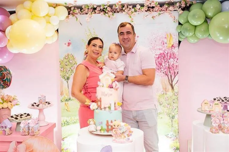 Renata e Cristiano Guerra apagam a primeira velinha da filha Maria