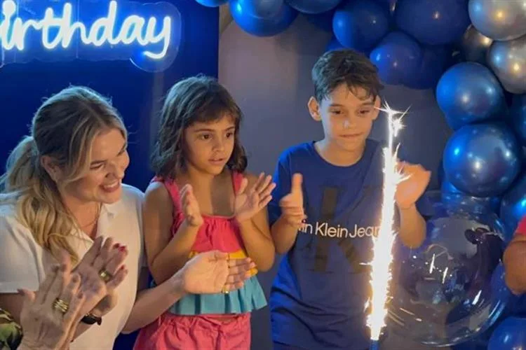 Carol Ciarlini festeja os nove anos do filho Reninho