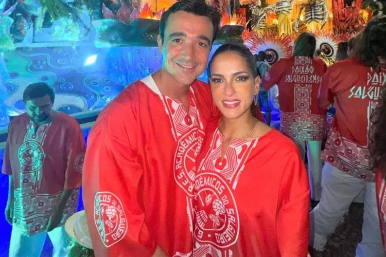 Marília Queiroz e Did Machado desfilam com familiares e amigos no Salgueiro