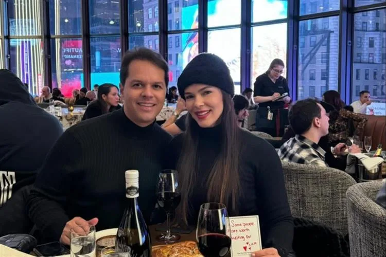 Carolina Freund e Damião Tenório brindam o amor em Nova York