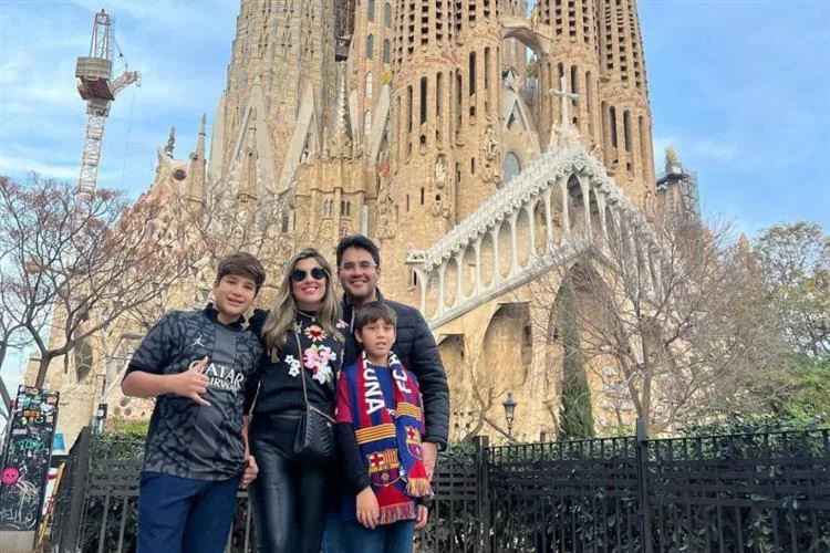 Roberta e Luciano Maia embarcam para a Espanha com os filhos