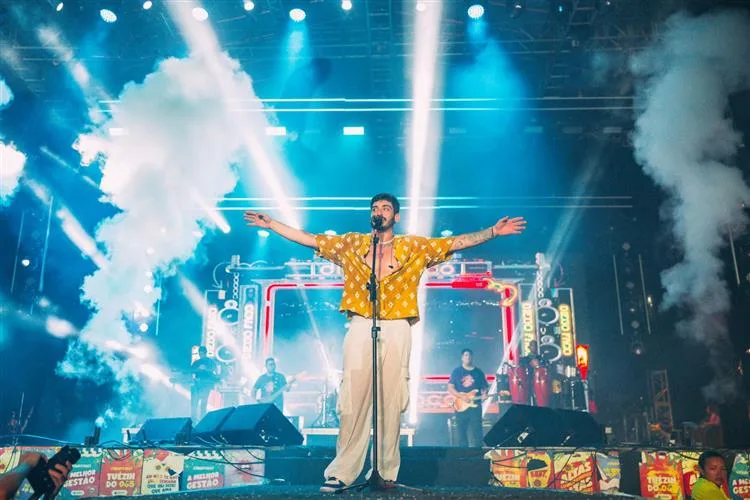 Diego Facó surpreende público com medleys em inglês durante shows de Carnaval