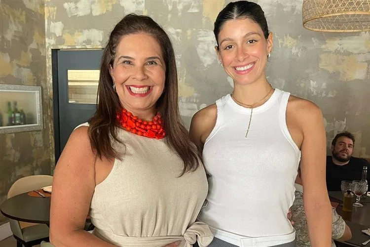 Genna Campos ganha b-day surprise orquestrado por amigas