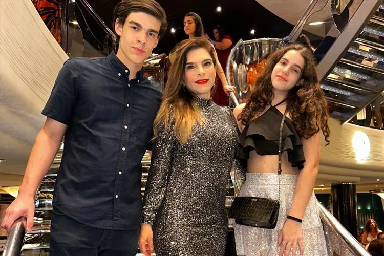 Fabiana Lustosa curte cruzeiro pela América do Sul com os herdeiros