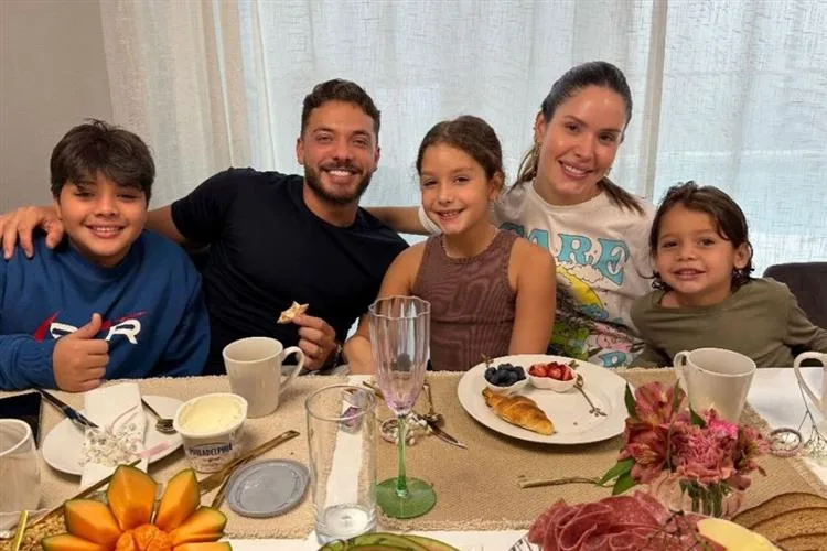 Thyane Dantas e dona Bill assopram velinhas em temporada em Orlando