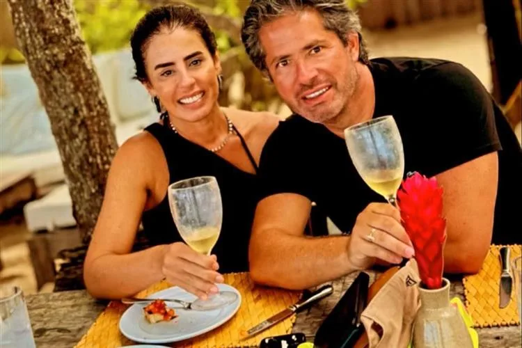 Melania e Fernando Rodrigues Filho curtem momento a dois em Trancoso