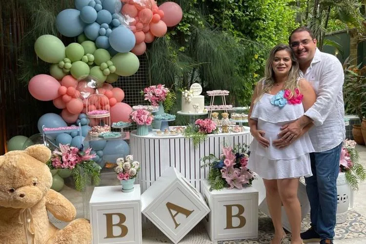 Thatyane e Inácio Bruno radiantes com a confirmação de que vem aí um menino