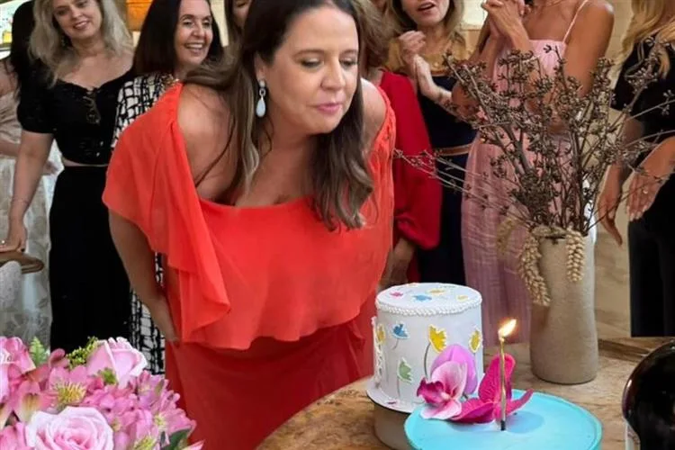 Luciana Colares festeja nova idade em almoço com amigas
