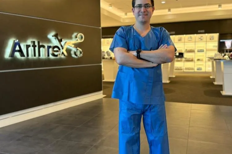 Eduardo Vasconcelos finaliza curso de técnicas avançadas em cirurgia do joelho na Flórida