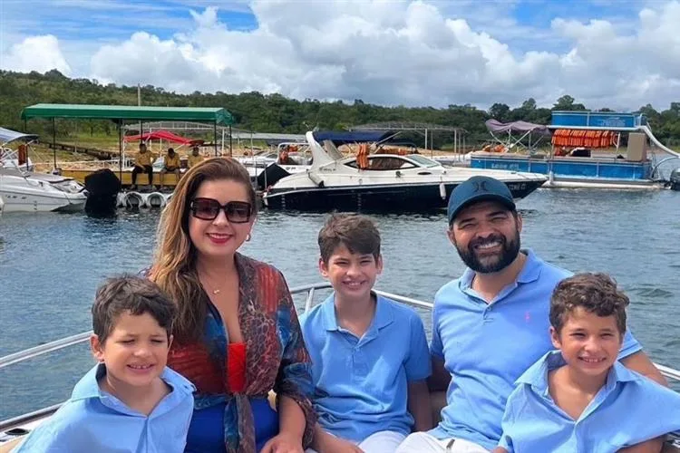 Camila Ximenes e Jacob Stevenson aproveitando dias em Minas Gerais com os filhos