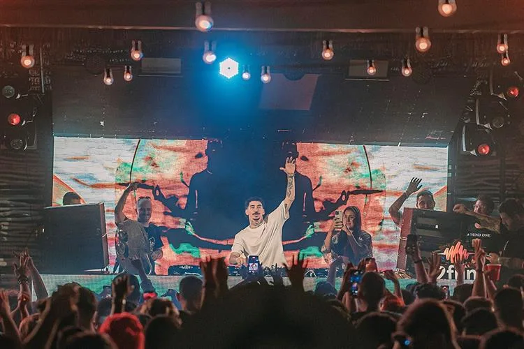 TOP DJ mundial Mochakk vai agitar o Praiow, neste sábado (24)
