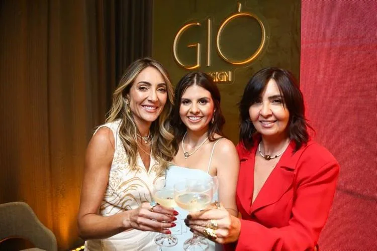 Gió Design e Maria Dolores celebram bodas de trigo de parceria em noite de muito frisson