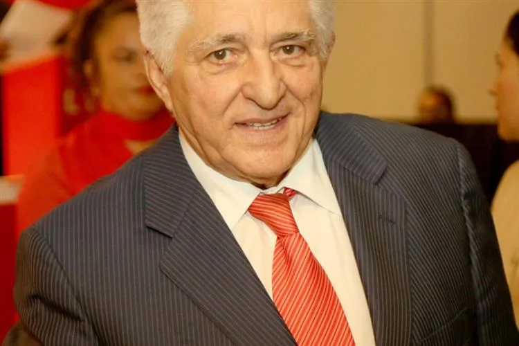 Deusmar Queirós, Mario Araripe, Lourival Tavares e Ricardo Steinbruch recebem homenagem da FIEC